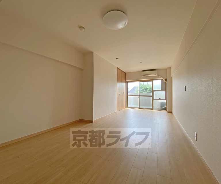 居室・リビング　広々とした１１帖の居室です。徒歩２分に総合スーパーがあ...