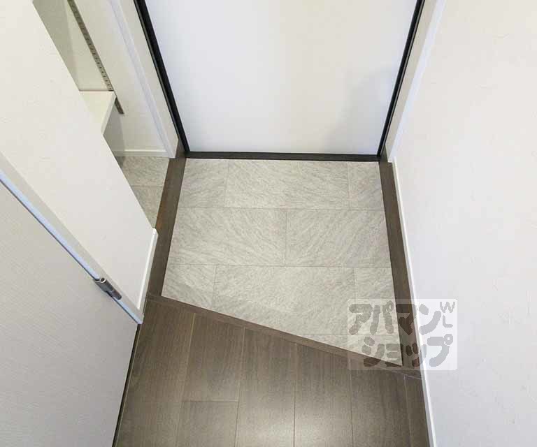 玄関　１０４号室の写真です。