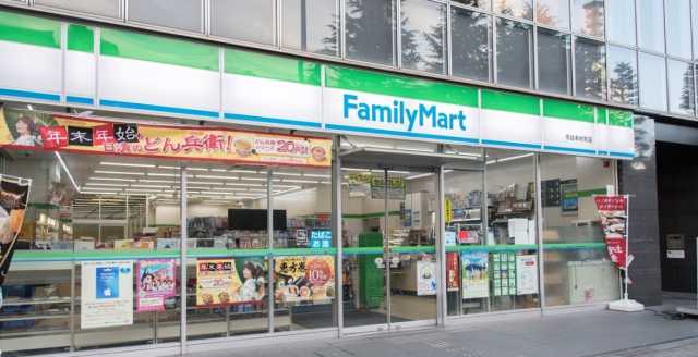 コンビニ　ファミリーマート　市谷本村町店（コンビニ）まで352m