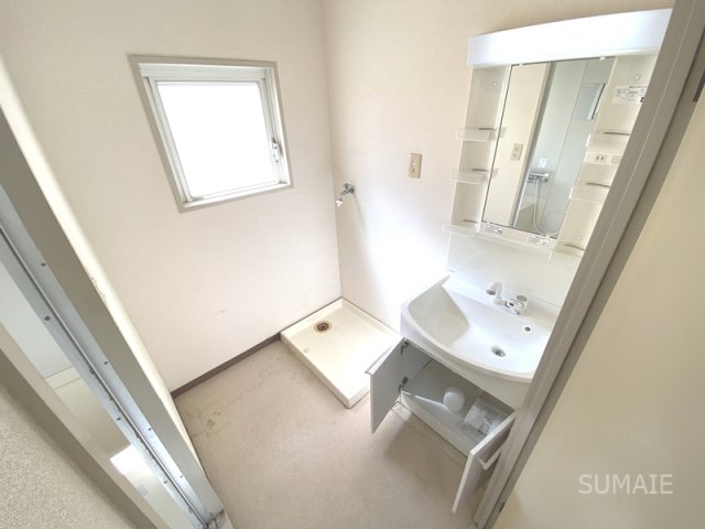 洗面設備　パウダールームにも窓あります☆彡