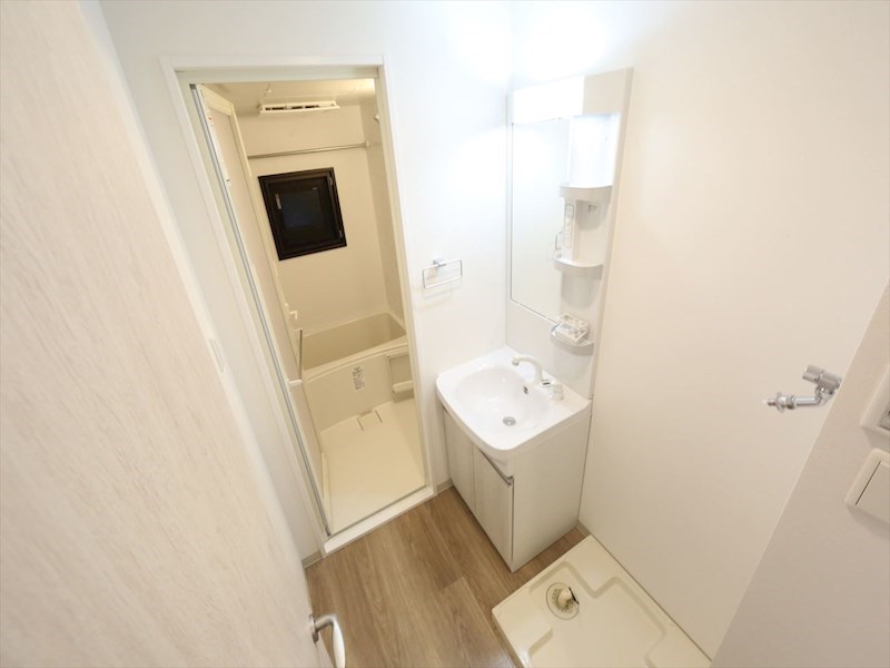 洗面設備　脱衣所　独立洗面台（シャンプードレッサー付）収納スペース有