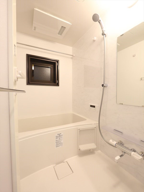 バス・シャワールーム　浴室暖房乾燥機付　追い焚き・オートバス機能付お風呂