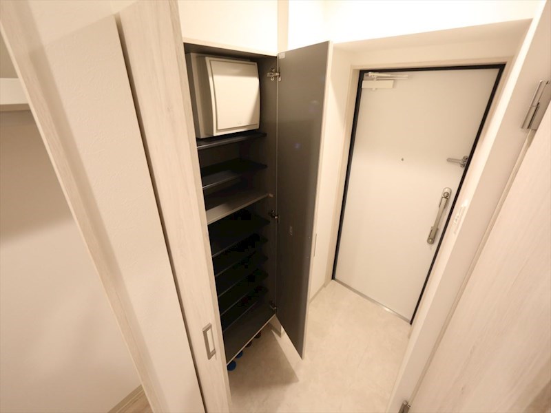 玄関　玄関　シューズボックス付（収納充実してます）