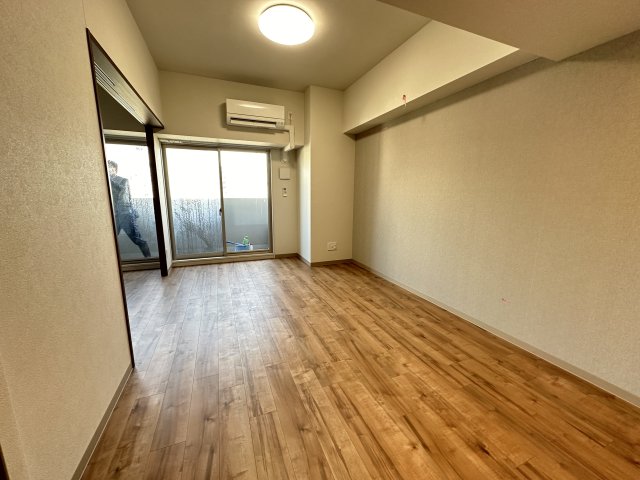 居室・リビング　同マンション、同型・別号室を撮影