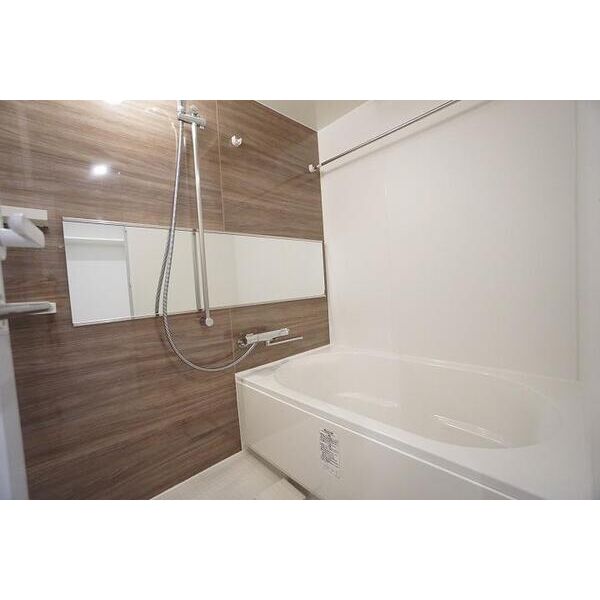 バス・シャワールーム　※写真は同じマンションの違う部屋のものになります。