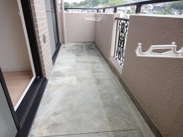 バルコニー　同物件別号室の写真（反転）です。