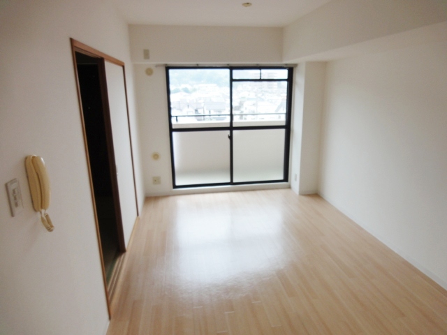 居室・リビング　同物件別号室の写真（反転）です。