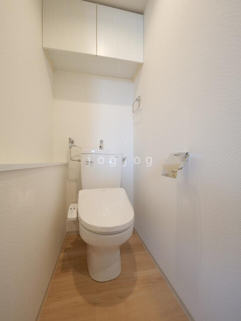 トイレ　ストックおける棚付いてます