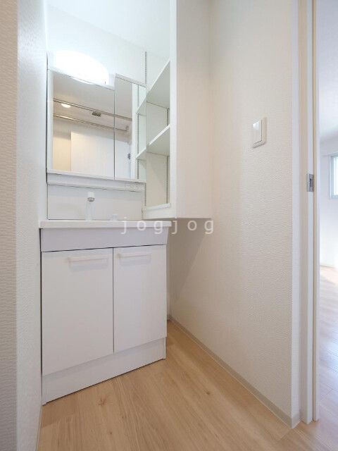 洗面設備　洗面台横の収納もたっぷり♪