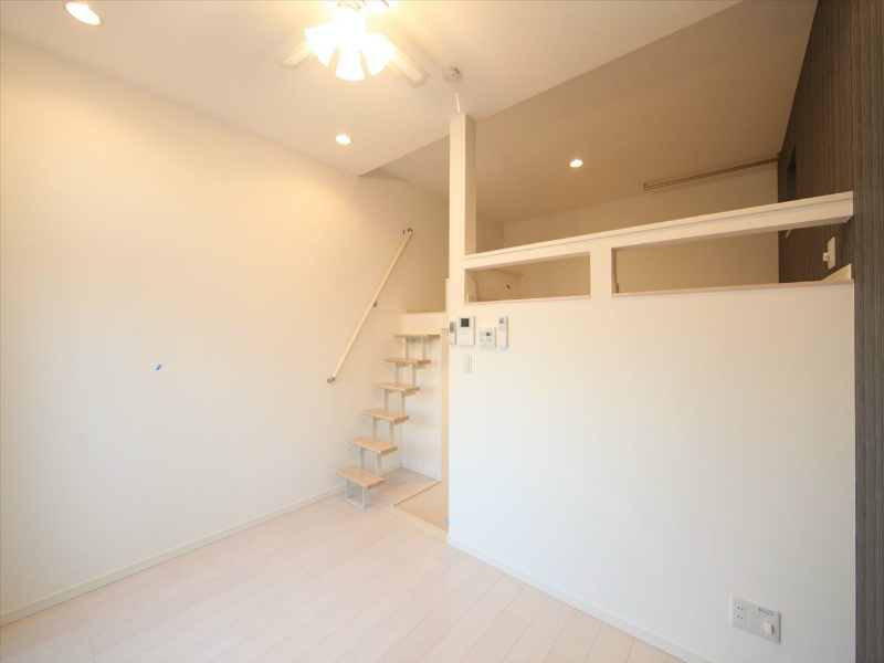 居室・リビング　洋室6.1帖　上階ロフト5.9帖（収納でも部屋でも使えます）