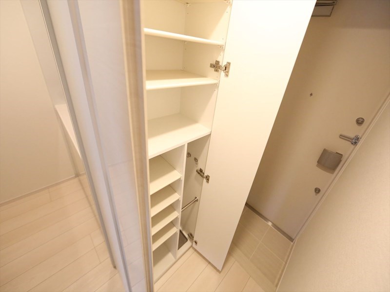 玄関　玄関　シューズボックス付（収納充実してます）