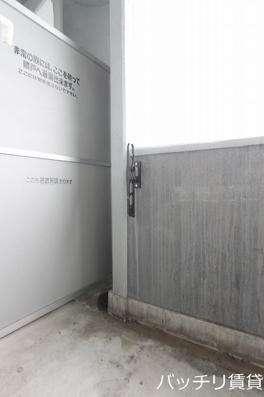 バルコニー　別号室タイプの為、現状を優先致します。