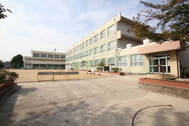 小学校　八社小学校（小学校）まで640m