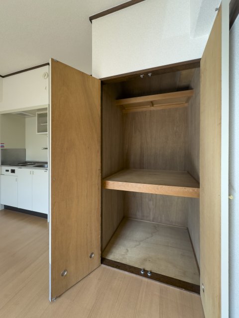 収納　同物件別号室の写真です。