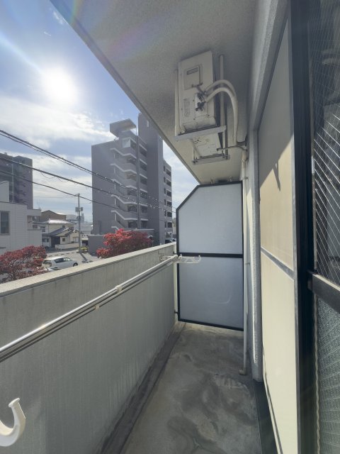 バルコニー　同物件別号室の写真です。