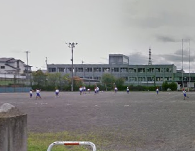 小学校　小諸市立坂の上小学校（小学校）まで890m