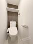 トイレ　人気アイテムの温水洗浄便座。清潔感のあるトイレです。