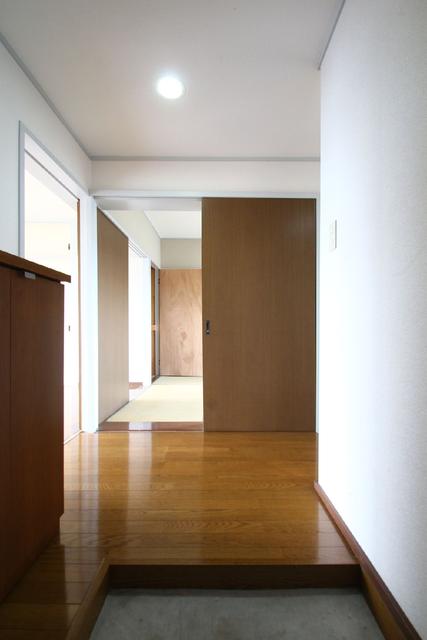 玄関　玄関　※同物件・同仕様画像