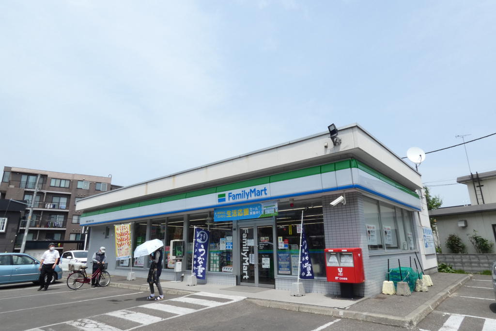 コンビニ　ファミリーマート札幌南24条西14丁目店（コンビニ）まで198m