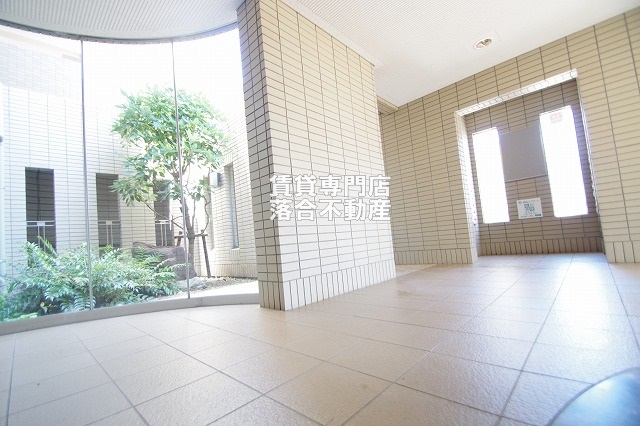 エントランス　広い清潔感のあるエントランス