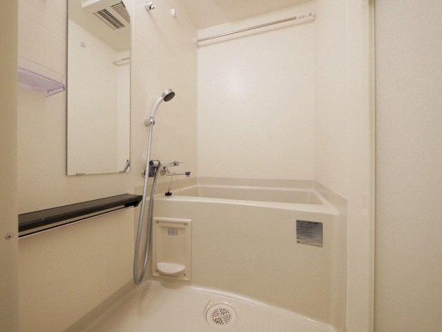 バス・シャワールーム　落ち着いた空間のお風呂です