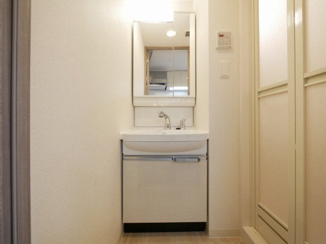 洗面設備　朝の支度にも助かる、独立の洗髪洗面化粧台