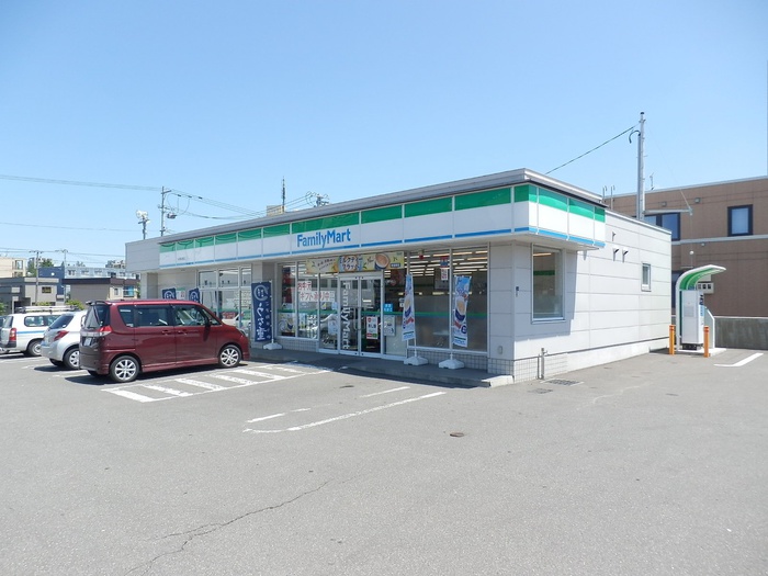 コンビニ　ファミリーマート（コンビニ）まで128m