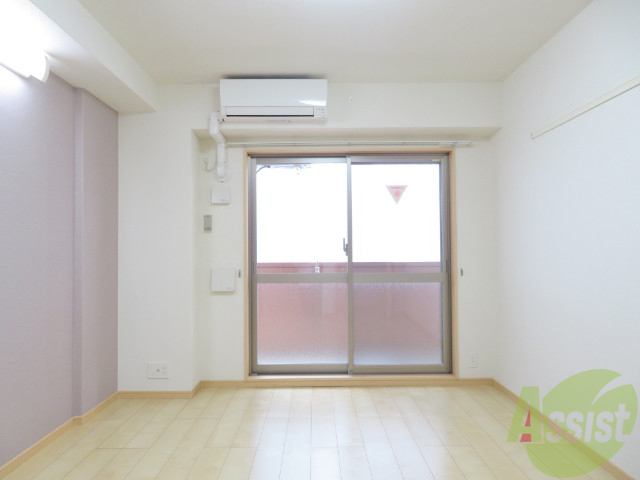 居室・リビング　角部屋で、落ち着いた雰囲気のある洋室になります。