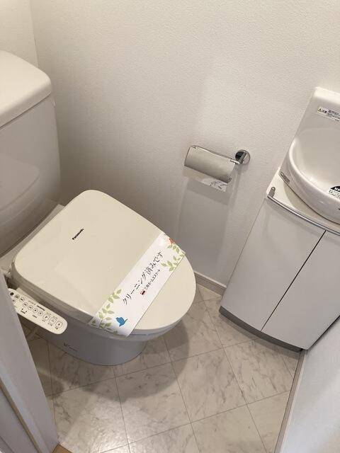 トイレ　温水洗浄便座です