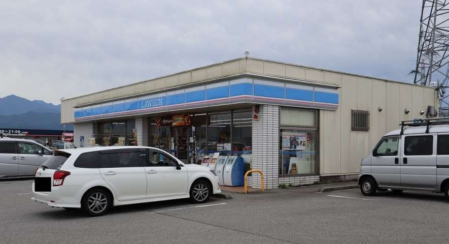 コンビニ　ローソン（コンビニ）まで732m