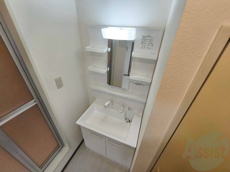 洗面設備　独立洗面台です。大きくてよいですね。シャンプーもできます！