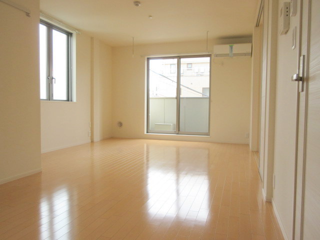 居室・リビング　★明るい２面採光の角部屋です★
