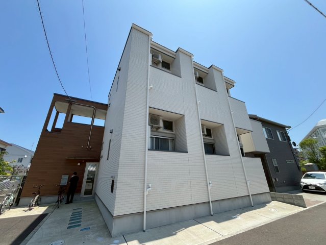 建物外観　集合玄関はオートロックセキュリティ付き♪