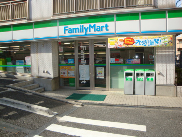 コンビニ　ファミリーマート牛込柳町駅前店（コンビニ）まで143m