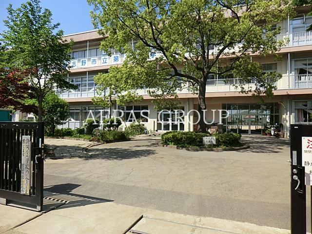 中学校　習志野市立第三中学校（中学校）まで672m