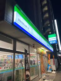コンビニ　ファミリーマート 東新宿明治通り店（コンビニ）まで59m