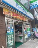 コンビニ　ファミリーマート三軒茶屋目青通り店（コンビニ）まで141m