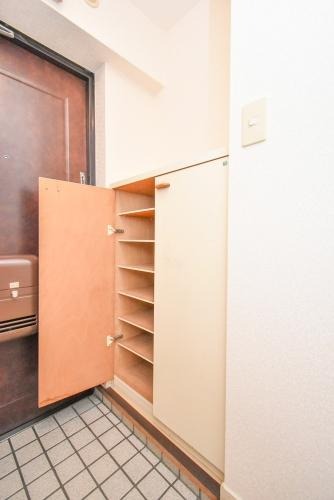 玄関　玄関にも収納がございます。