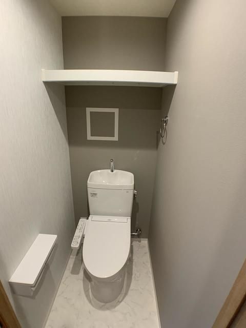 トイレ　落ち着いた色調のトイレです