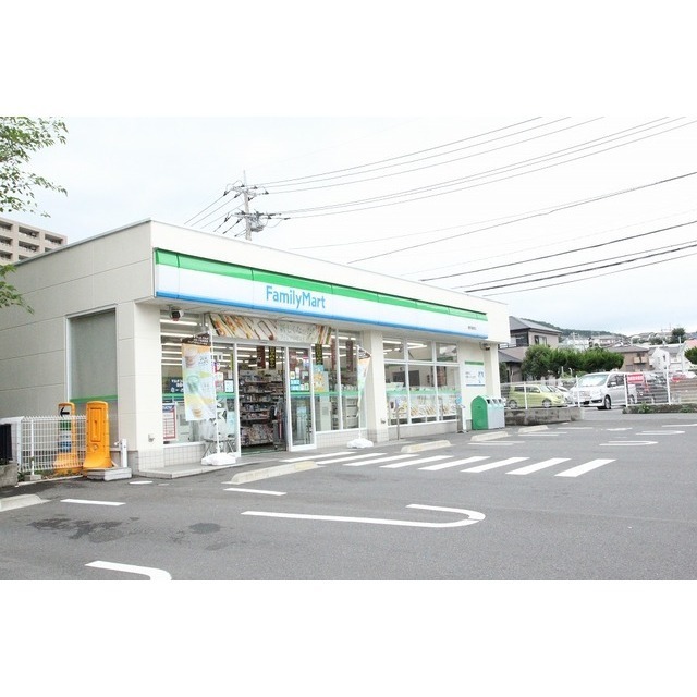 コンビニ　ファミリーマート秦野鶴巻店（コンビニ）まで771m