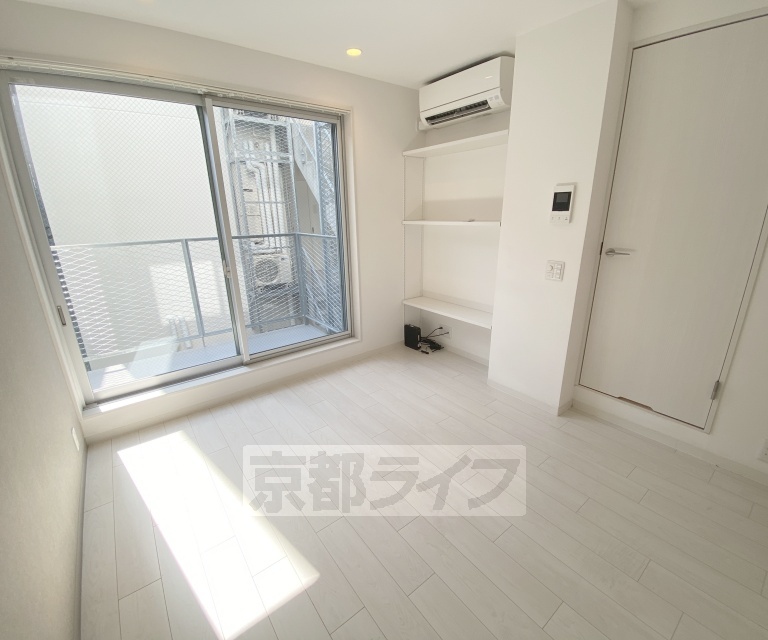 居室・リビング　白を基調とした綺麗なお部屋です