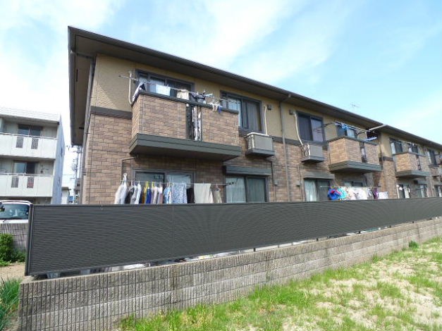 建物外観　南向きバルコニーで日当り良好です。