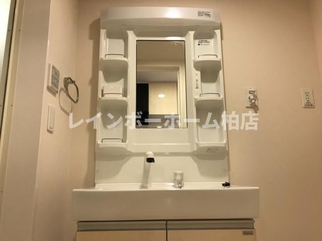 洗面設備　独立洗面台、小物を置くことができて便利です