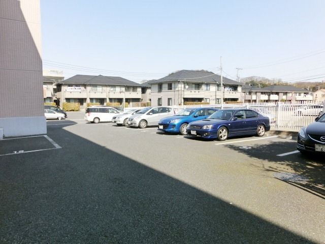 駐車場　敷地内に駐車場あります。
