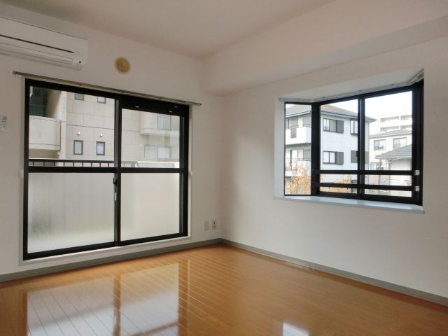 居室・リビング　角部屋　3面採光です
