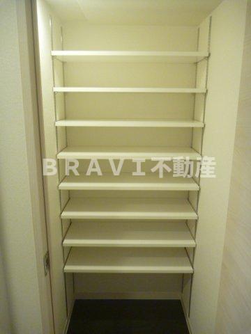 収納　【プレサンス心斎橋レヨン】小物を収納するのに便利です