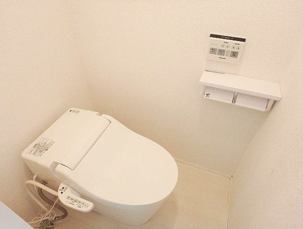 トイレ　落ち着いた色調のトイレです
