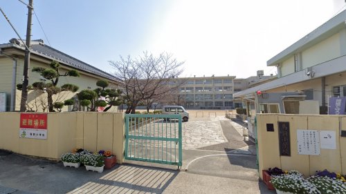 小学校　摂津市立鳥飼小学校（小学校）まで416m