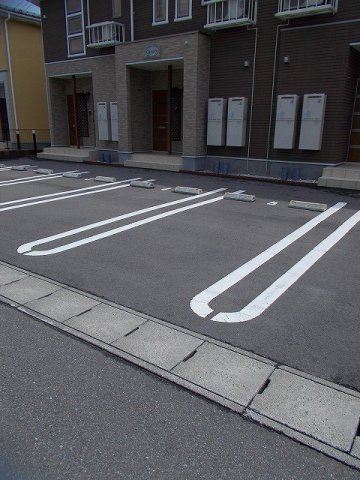 駐車場　車をお持ちの方に嬉しい駐車場付きの物件です
