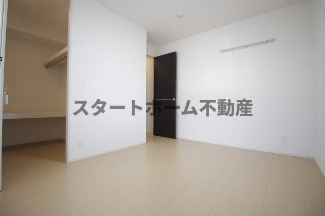 その他部屋・スペース　落ち着いた色調の寝室です